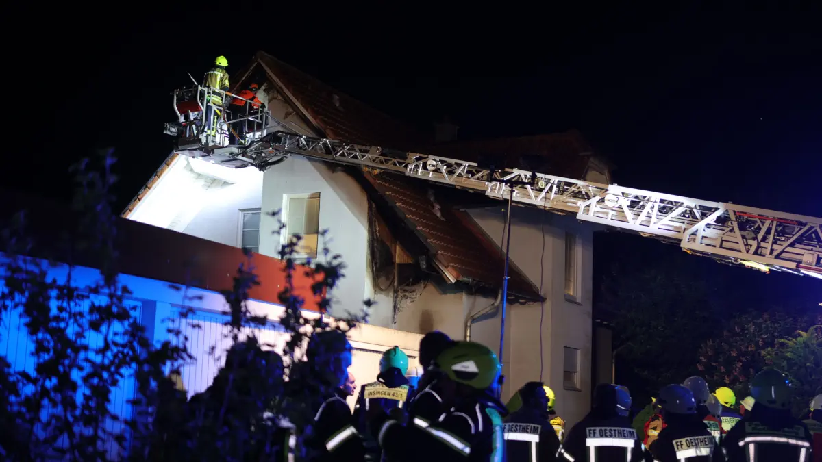 Am späten Abend des Pfingstmontag (25.05.2026) kam es in Wettringen (Landkreis Ansbach) zum Brand einer Hecke. Die Flammen griffen anschließend auf die Fassade sowie den Dachstuhl eines Wohnhauses über. Einsatzkräfte der Feuerwehr konnten den Brand jedoch schnell unter Kontrolle bringen und eine weitere Ausbreitung verhindern.Verletzt wurde bei dem Feuer niemand. Zunächst war von einer möglichen Person in Gefahr die Rede gewesen. Diese Meldung bestätigte sich jedoch nicht. Die Kriminalpolizei hat die Ermittlungen zur Brandursache aufgenommen. Das Wohnhaus bleibt trotz der Schäden weiterhin bewohnbar. Foto: NEWS5 / Markus Zahn Weitere Informationen... https://www.news5.de/news/news/read/41966