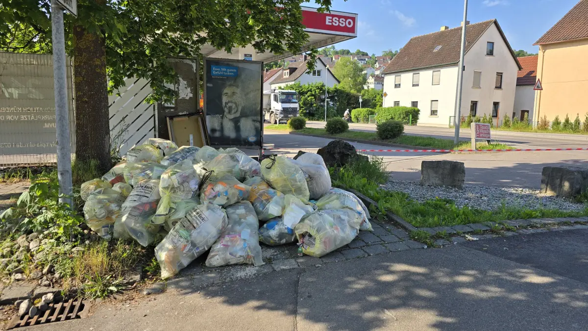 Gelbe Säcke mal wieder zu früh abgelegt: In Blaustein an der Ulmer Straße 4 ärgern die Zustände einige Anwohner.