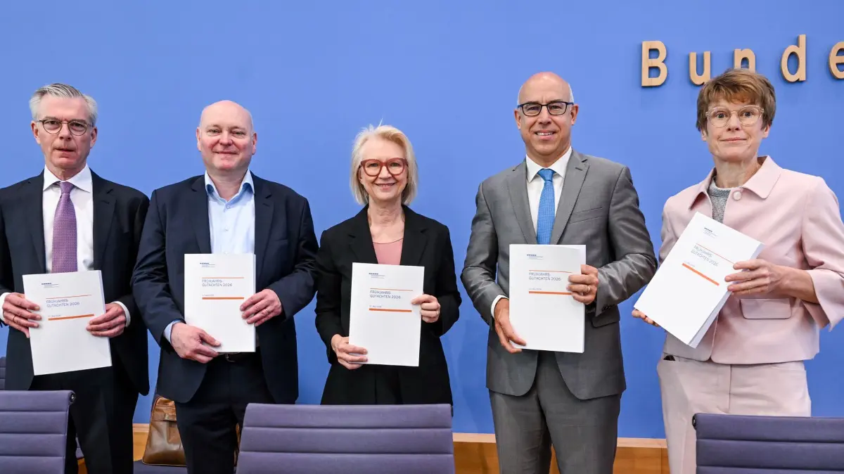 Ein Frühjahrsgutachten mit wenig guten Nachrichten: die Wirtschaftsweisen gestern in Berlin.