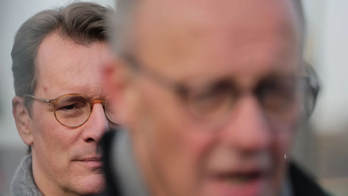 Schattenmann oder nur Opfer wilder Gerüchte? Man weiß nicht, was Hendrik Wüst plant uind ob er Bundeskanzler Friedrich Merz beerben will. Auf jeden Fall kann man darüber wunderbar spekulieren.
