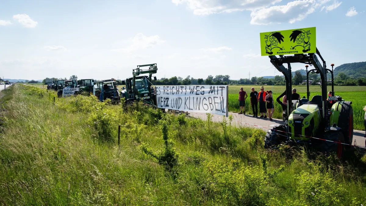 Etwa 30 Personen protestierten mit Bannern und Traktoren bei Kilchberg gegen das System.