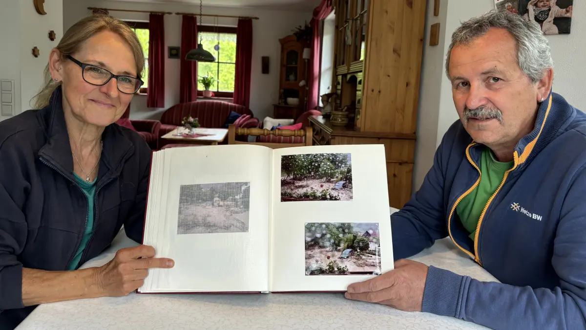 Christl und Norbert Lehr aus Steinkirchen halten ein Fotoalbum in der Hand. Darin zu sehen sind Motive der Schreckensnacht vom 29. Mai 2016.