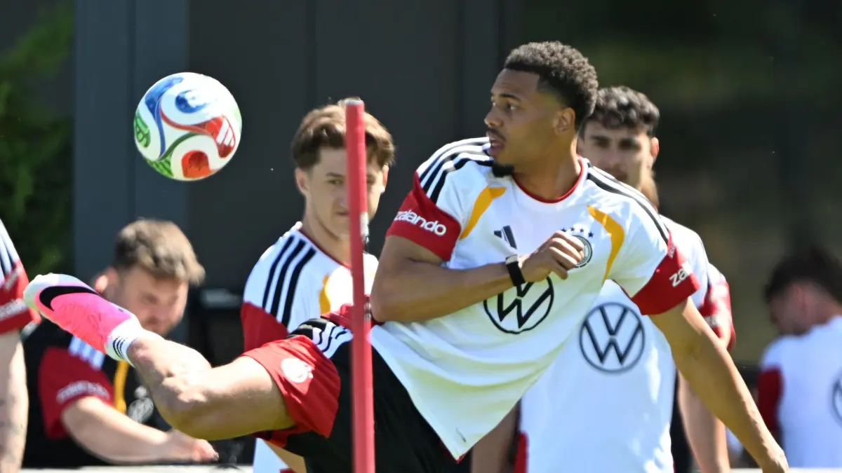 WM-Vorbereitung der Fußball-Nationalmannschaft: 28.05.2026, Bayern, Herzogenaurach: Fußball: Nationalmannschaft, Deutschland, Turniervorbereitung vor der WM-Endrunde, Training. Felix Kalu Nmecha (Deutschland) am Ball in Aktion. Foto: Federico Gambarini/dpa +++ dpa-Bildfunk +++
