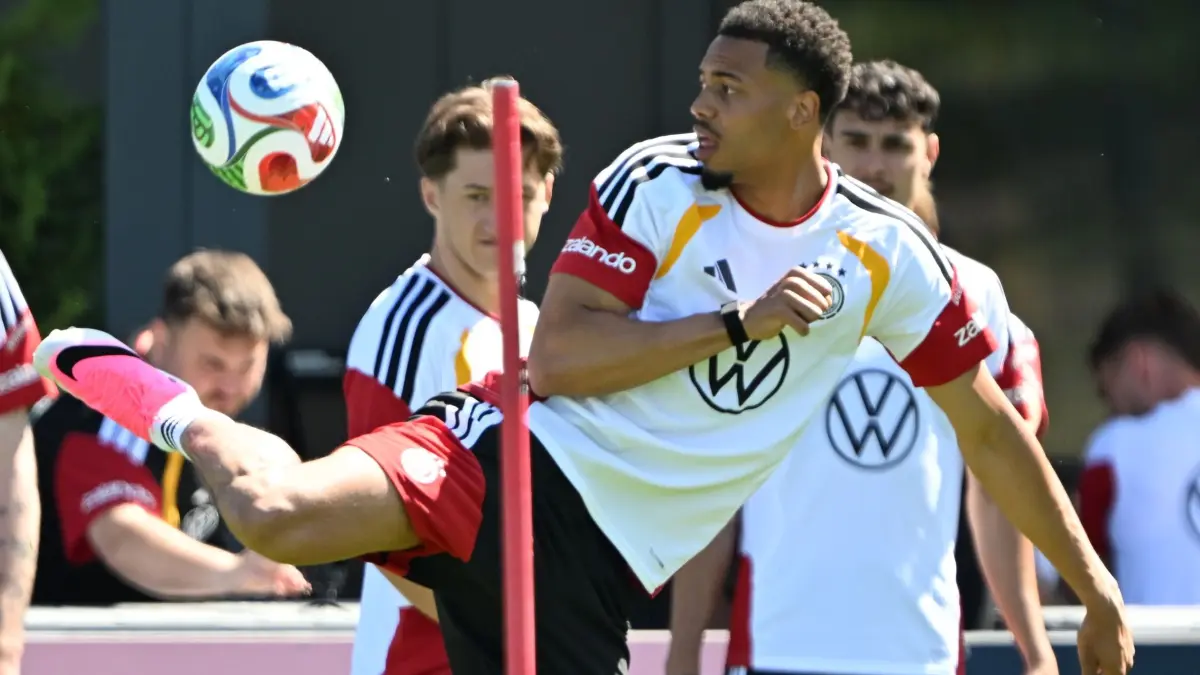 WM-Vorbereitung der Fußball-Nationalmannschaft: 28.05.2026, Bayern, Herzogenaurach: Fußball: Nationalmannschaft, Deutschland, Turniervorbereitung vor der WM-Endrunde, Training. Felix Kalu Nmecha (Deutschland) am Ball in Aktion. Foto: Federico Gambarini/dpa +++ dpa-Bildfunk +++