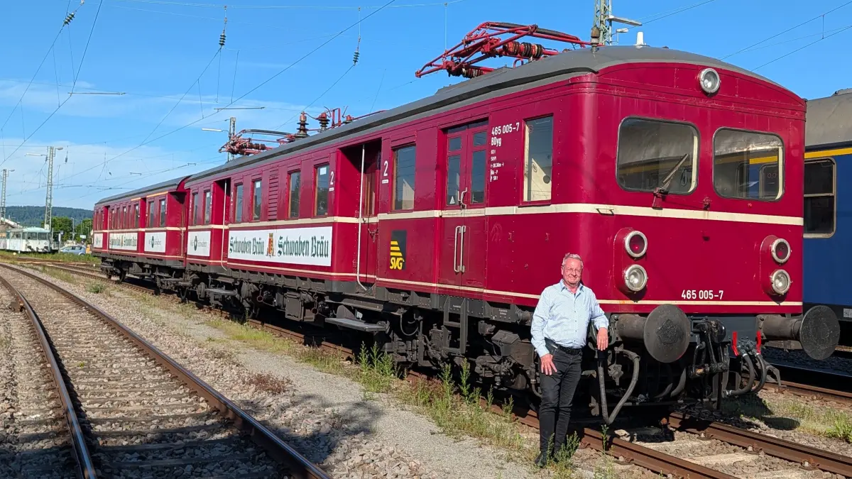 Mit Herzblut auf die Schiene gebracht: Eisenbahnliebhaber Claus-Jürgen Hauf vor dem historischen Triebwagen ET 65, der ab Mitte Juni zu Sonderfahrten einlädt.