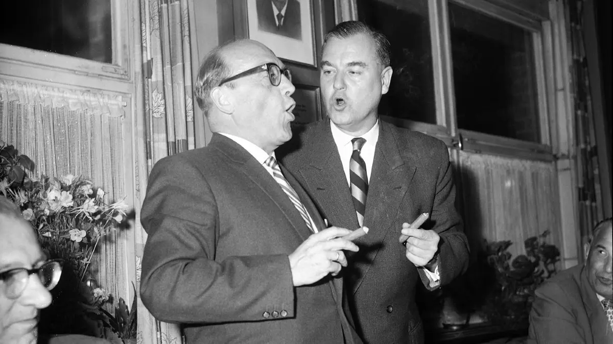 Verabschiedung des Tübinger Ersten Bürgermeisters Helmut Weihenmaier (links) durch Oberbürgermeister Hans Gmelin (rechts) aus dem Amt, 1960.