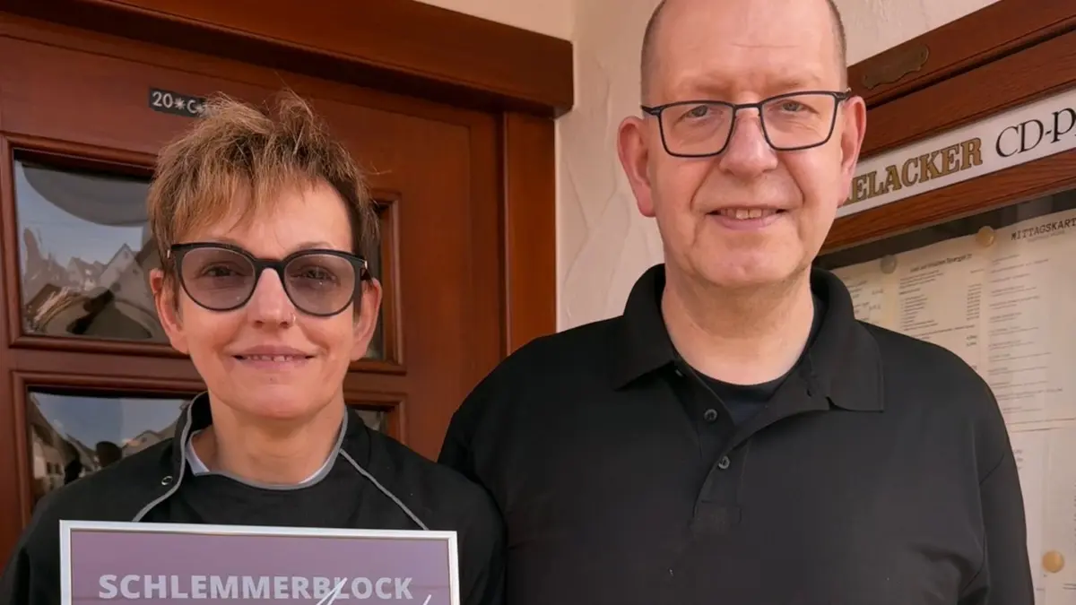 Isolde und Elmar Vock, die Inhaber der Grafenberger "Krone" freuen sich über die Auszeichnung, die ihnen die Gäste zuteil werden lassen.