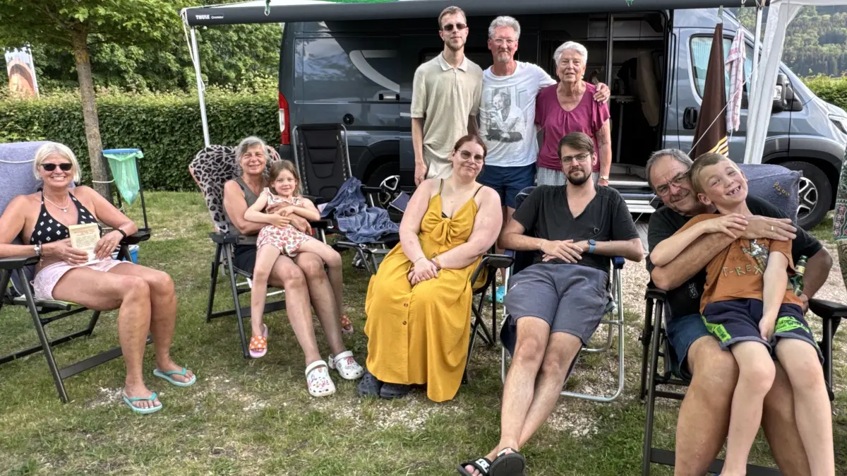 Großfamilie Helm aus Ludwigsburg, und mittlerweile anderen Wohnorten, trifft sich einmal im Jahr wie hier in Albstadt zum gemeinsamen Urlaub. Nicht alle der 14 Verwandten sind auf dem Bild zu sehen.