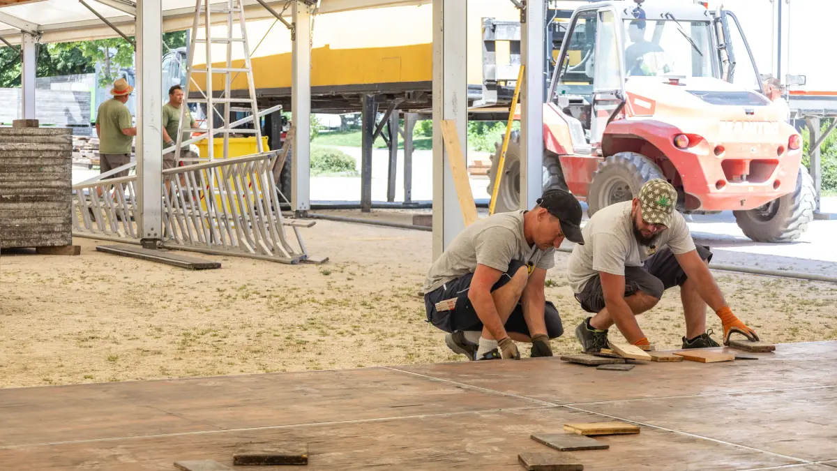 Aufbau Festzelt Göckelesmaier zum Maientag