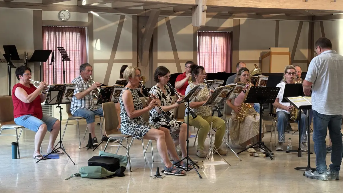 Die Erwachsenen-Bläserklasse in Ammerbuch-Entringen in ihrer zweiten Orchester Probe