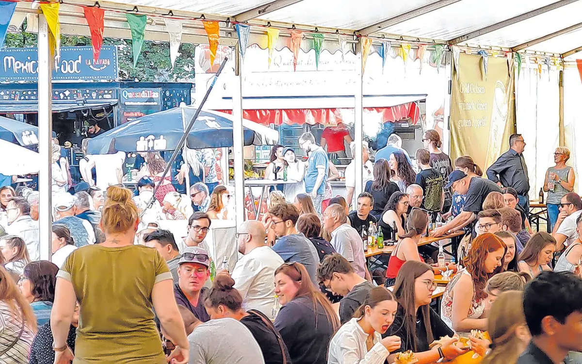 Leute treffen, Musik hören und Leckeres zum Beißen und Anstoßen: Am Bissfest in Blaubeuren ist all das geboten. ⇥Fotos: Bissfest