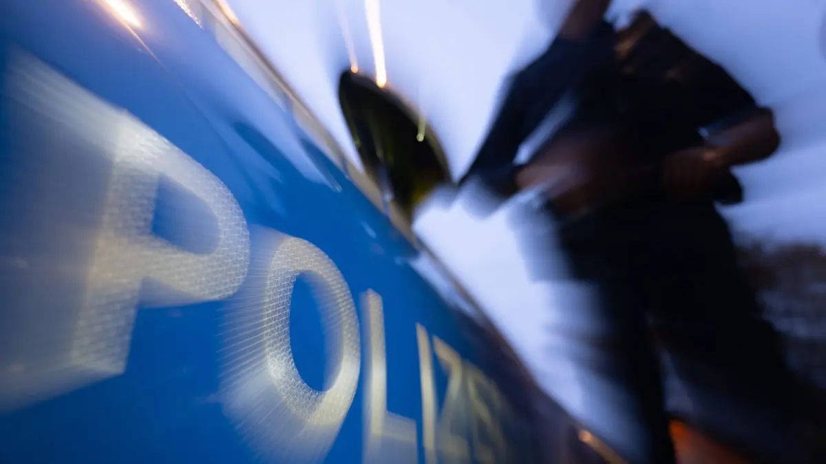 Polizei Nacht Unfall Symbolfoto Dunkelheit Festnahme