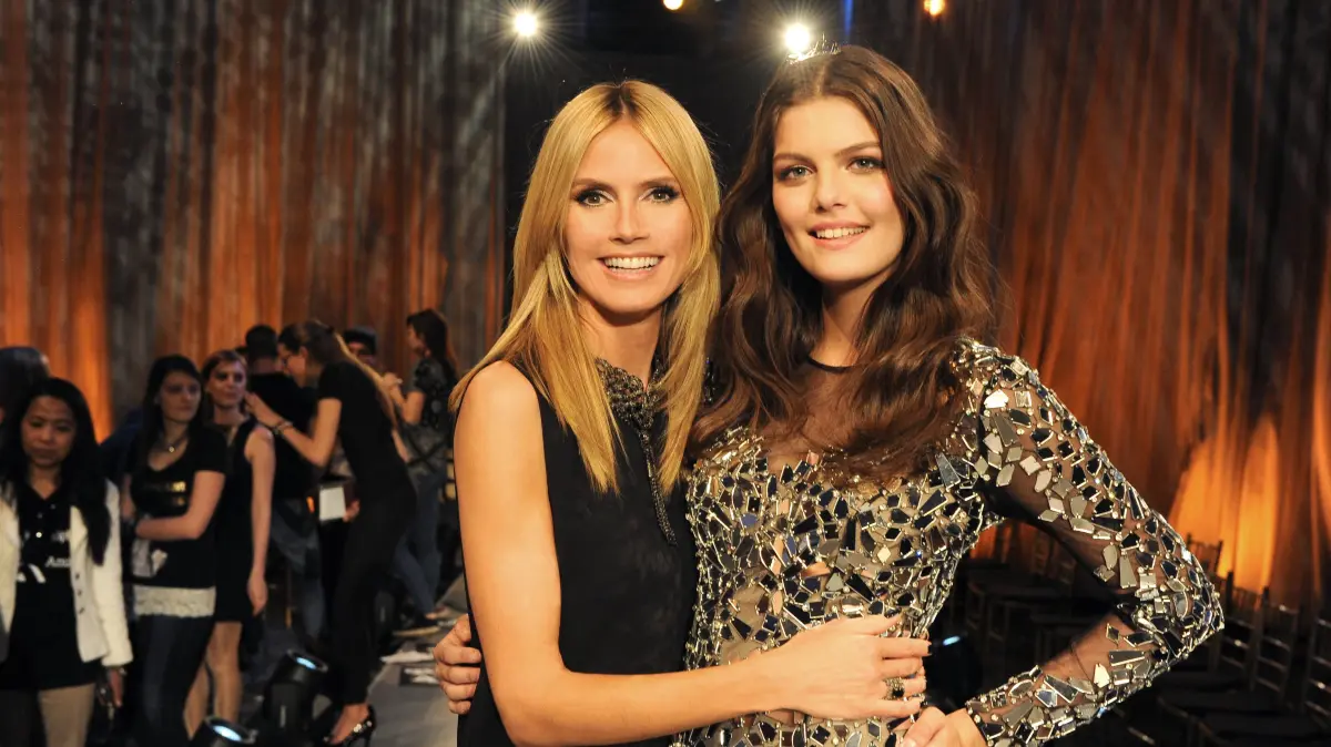 Gewinnerin Vanessa Fuchs (r) und Jurorin Heidi Klum posieren am 23.05.2015 in New York nach der Aufzeichnung vom Finale der 10. Staffel von "Germany's Next Topmodel".
