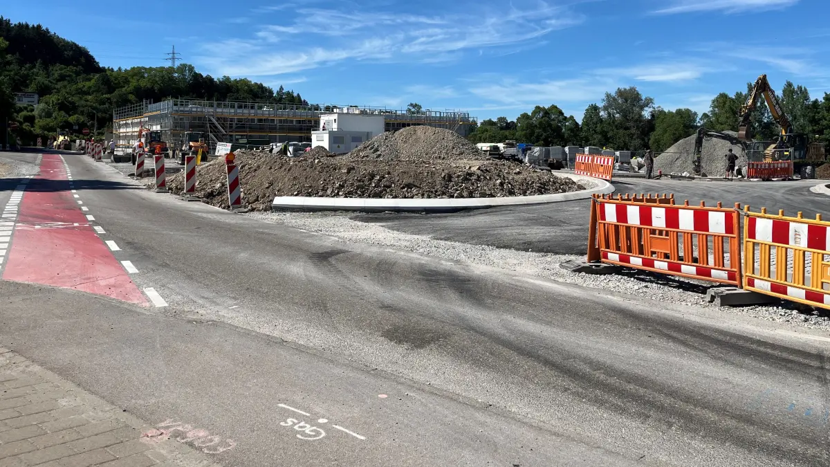 Beim Bau des neuen Kreisverkehrs in der Bahnhofstraße in Gaildorf sind Fortschritte zu erkennen.
