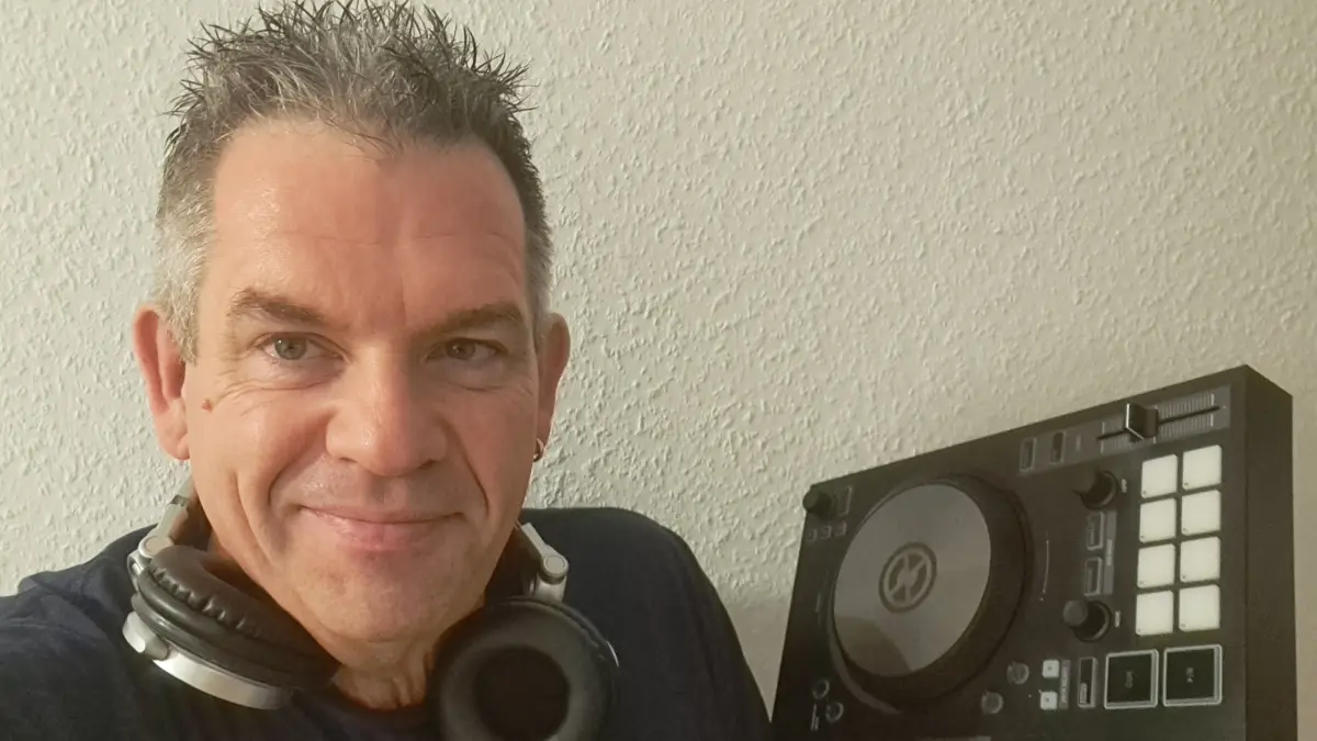 Frank Haar, DJ Peaceman, legt bei der Eutinger Next Generation Party am Kultbierfest auf.