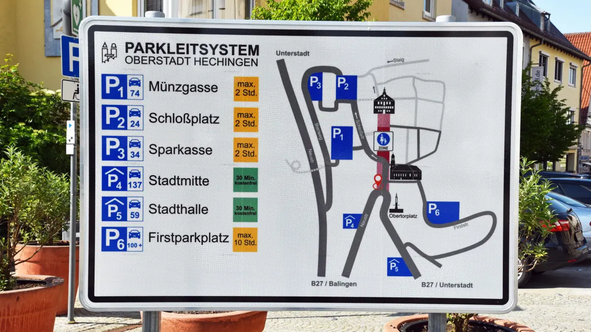 Das neue Parkleitsystem für die Hechinger Altstadt wird auf einer Tafel bei der Einfahrt in den Kirchplatz angezeigt.