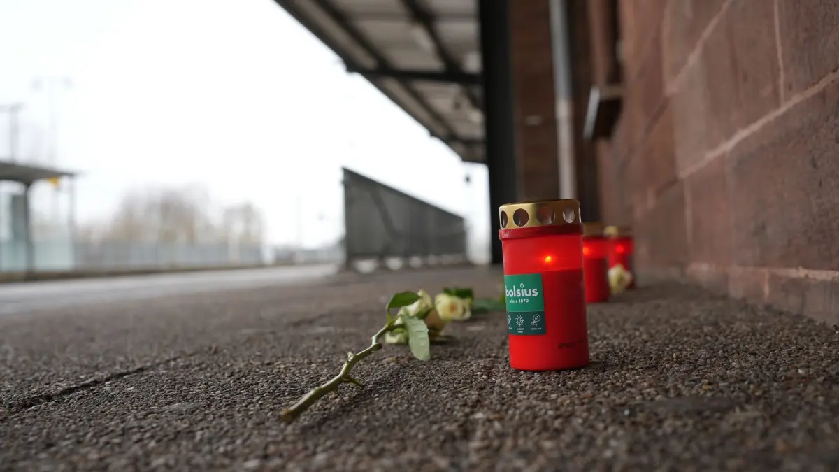 Zugbegleiter stirbt nach Angriff bei Ticketkontrolle: ARCHIV - 04.02.2026, Rheinland-Pfalz, Landstuhl: Eine Blume und Kerzen liegen am Bahnsteig nach dem Tod eines Zugbegleiters. Der Mann war bei einem Angriff im Zug von einem Fahrgast in Rheinland-Pfalz lebensgefährlich verletzt worden und in Folge der Verletzungen verstorben. (zu dpa: «Zugbegleiter bei Kontrolle tödlich verletzt - Mordanklage») Foto: Patrick von Frankenberg/dpa +++ dpa-Bildfunk +++