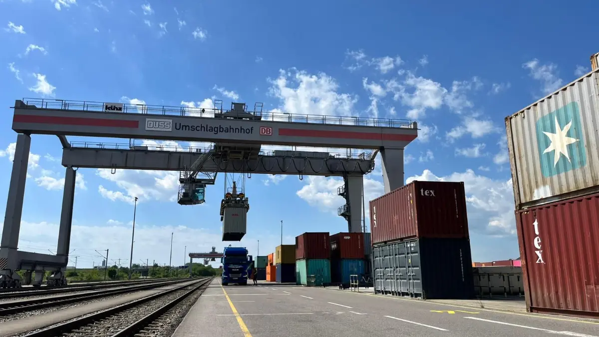 Noch sitzen Menschen hoch oben im Häuschen des Kranführers am Dornstadter Containerterminal. Die neuen Kräne, die im September aufgestellt werden, sollen automatisch laufen.