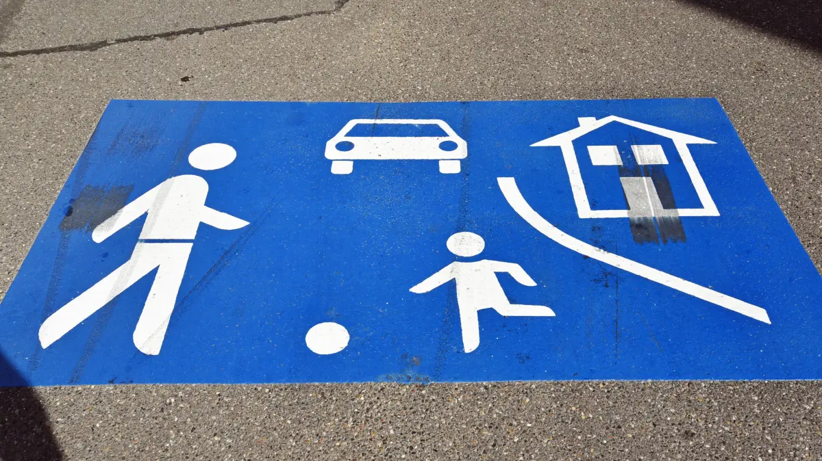 Verkehrsberuhigter Bereich (Spielstraße): Das gilt ab Ende Kirchplatz in Richtung Schloßstraße und Goldschmiedstraße.
