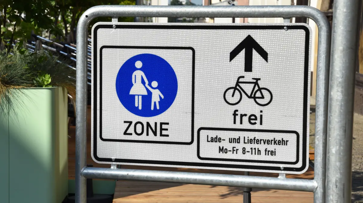 Der Marktplatz ist vom Beginn an bis vor den Rathausvorplatz als Fußgängerzone ausgewiesen.