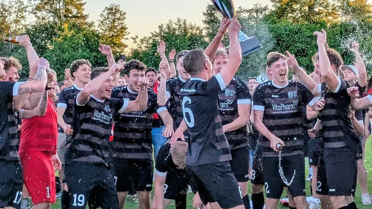Die SGM Oberdischingen/Ersingen (A1) schlägt den FC Neenstetten (A2) im Endspiel um den Fußball-Bezirkspokal Donau/Iller in Machtolsheim.