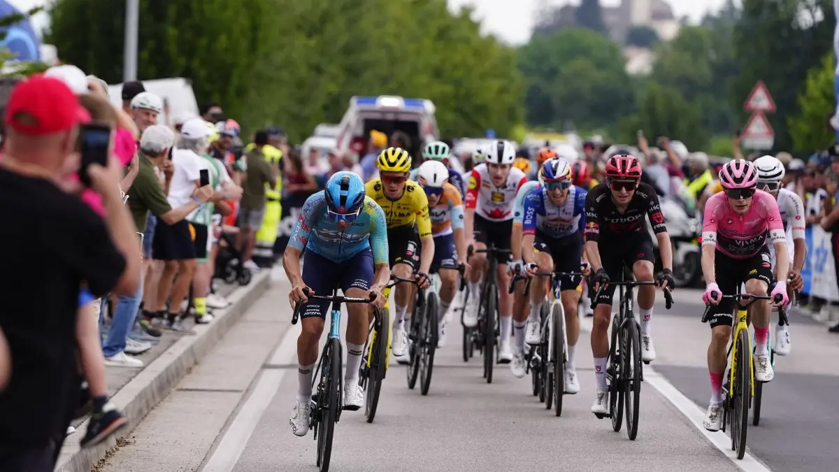 UCI WorldTour - Giro d’Italia: 28.05.2026, Italien, -: Der Portugiese Afonso Oliveira Eulálio von Bahrain Victorious (r) und der Däne Jonas Vingegaard Hansen vom Team Visma | Lease A Bike (2.v.r.) während der 18. Etappe des Radrennens Giro d'Italia von Fai della Paganella nach Pieve di Soligo. Foto: Fabio Ferrari/LaPresse/AP/dpa +++ dpa-Bildfunk +++