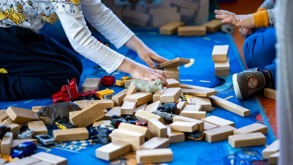 Kindertagesstätte: ARCHIV - 20.05.2020, Mecklenburg-Vorpommern, Schwerin: Ein Junge und ein Mädchen spielen in einer Kindergruppe in einer Kindertagesstätte. (zu dpa: «Bessere Kinderbetreuung kostet nächstes Jahr 51,2 Millionen») Foto: Jens Büttner/dpa +++ dpa-Bildfunk +++