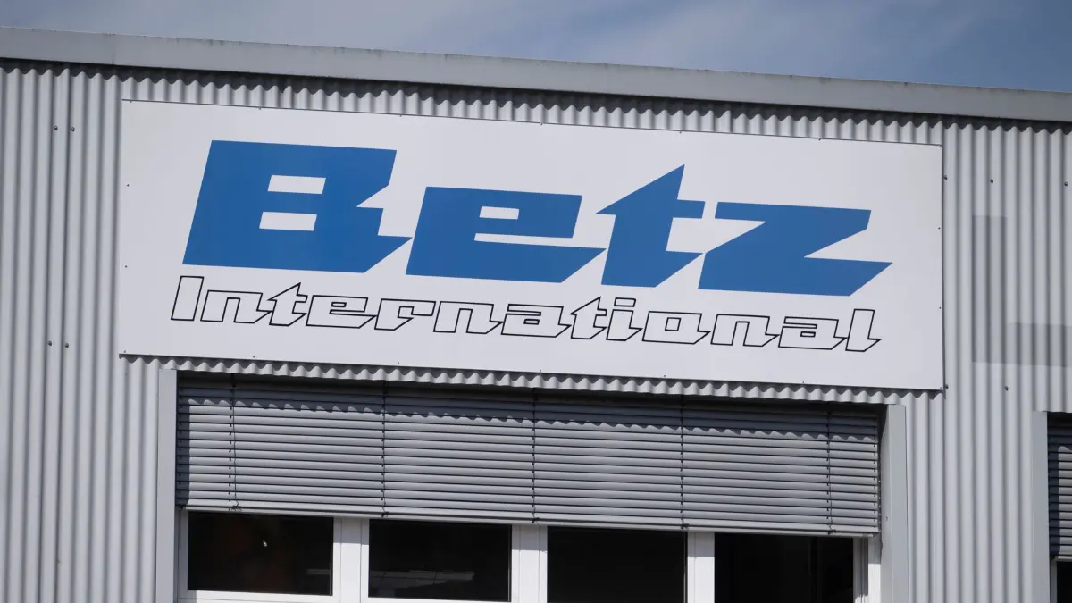ARCHIV - 09.04.2026, Baden-Württemberg, Reutlingen: Ein Schild mit der Aufschrift «Betz International» ist an einem Gebäude zu sehen. (zu dpa: «Spedition Betz hofft im Insolvenzverfahren auf Neuanfang») Foto: Marijan Murat/dpa +++ dpa-Bildfunk +++