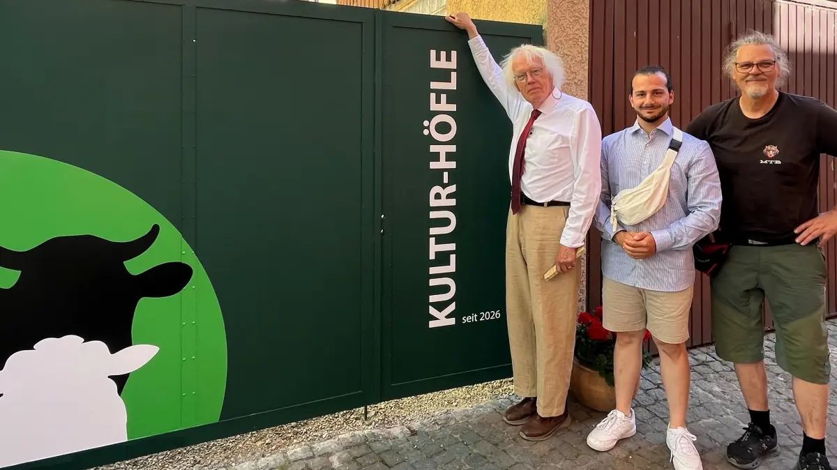 Tür-Deko fürs Kulturhöfle Rottenburg. v. l. n. r.: Ernst Heimes, Francesco Semeraro, Uwe Kreidl