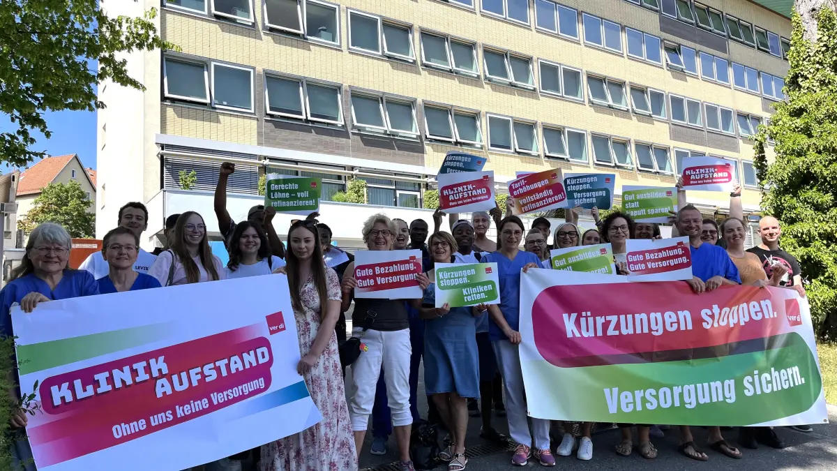 Das Pflegepersonal vor dem Zollernalbklinikum in Albstadt. Rund 40 Leute sind zu einer außerordentlichen Betriebsversammlung erschienen, um über die geplante GKV-Reform zu sprechen.