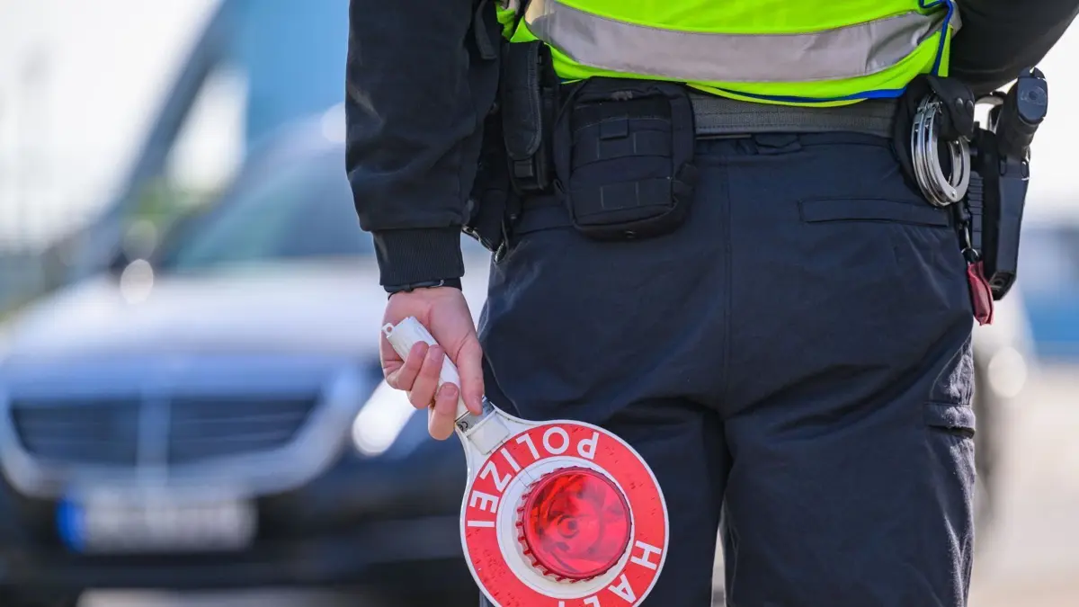 Als die Polizei einen jungen Rollerfahrer kontrollieren möchte, flüchtet dieser. In einer Sackgasse wird er gefasst.