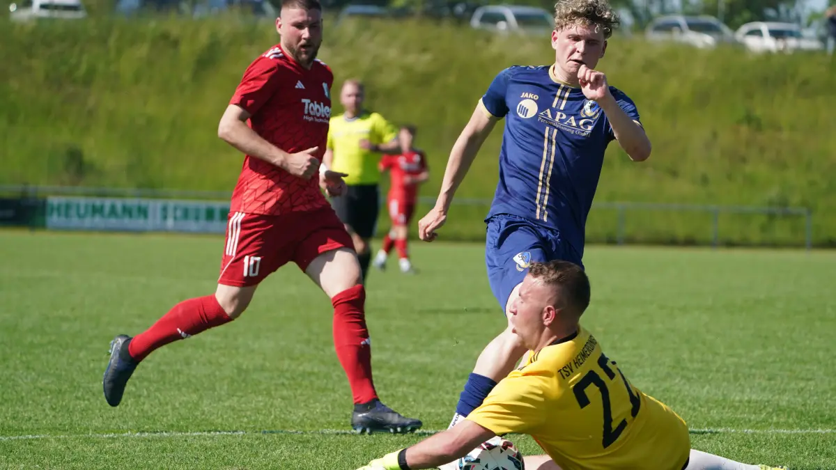 Die Spvgg Satteldorf (blau) kassierte mit dem 0:1 gegen den TSV Heimerdingen einen herben Nackenschlag.