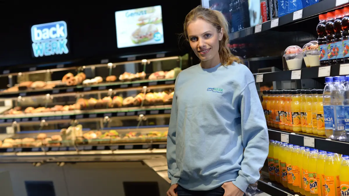 Model Jana Beller in ihrem Backshop im Hauptbahnhof in München.