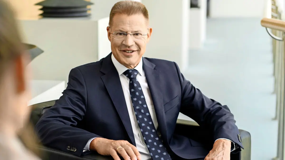 „Es werden auf der einen Seite die Einnahmen der Kassen erhöht, indem Versicherte höhere Eigenanteile zahlen“, sagt Heiner Scheffold, Chef der Baden-Württembergischen Krankenhausgesellschaft. Zugleich würd im bestehenden System gekürzt, ohne Strukturen zu ändern.