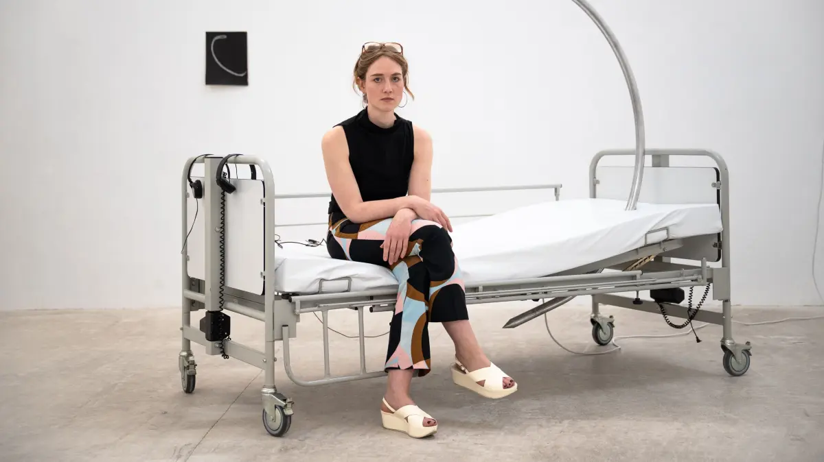 Die Künstlerin Leonie Klöpfer in ihrer Ausstellung "Bed Movements" in der Kulturhalle Tübingen