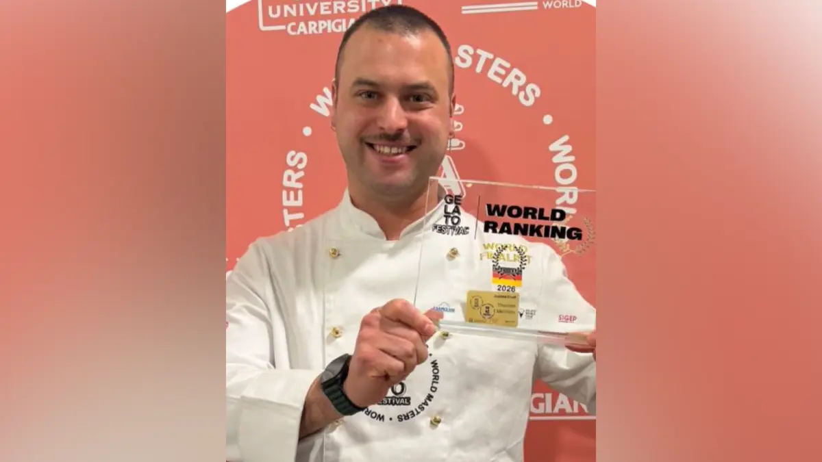 Stolz präsentiert Thomas Micolino seine "Krone" - in Rom wurde diese Woche der "Michelin-Stern der Eiswelt" offiziell an ihn verliehen.