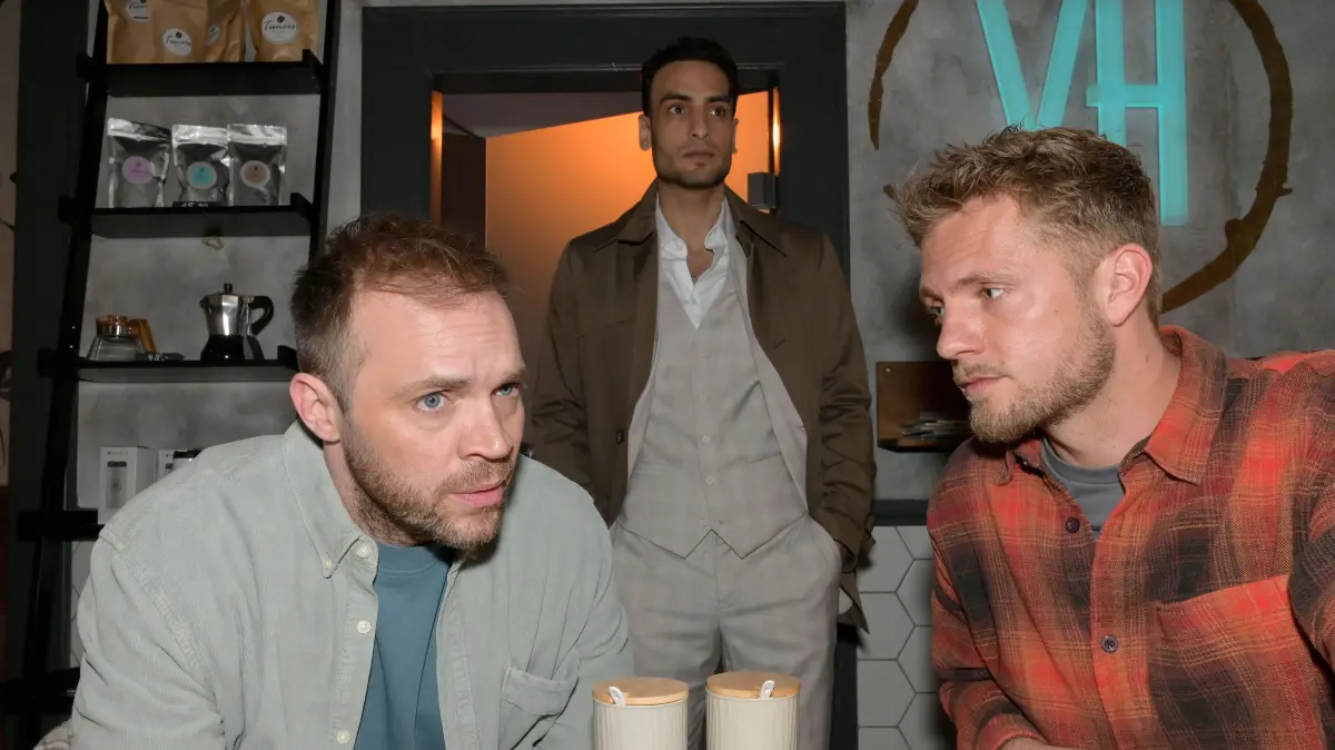 Trotz einer kleinen Annäherung ist Nihat (Timur Ülker, M.) noch immer schlecht auf Erik (Patrick Heinrich, l.) zu sprechen.