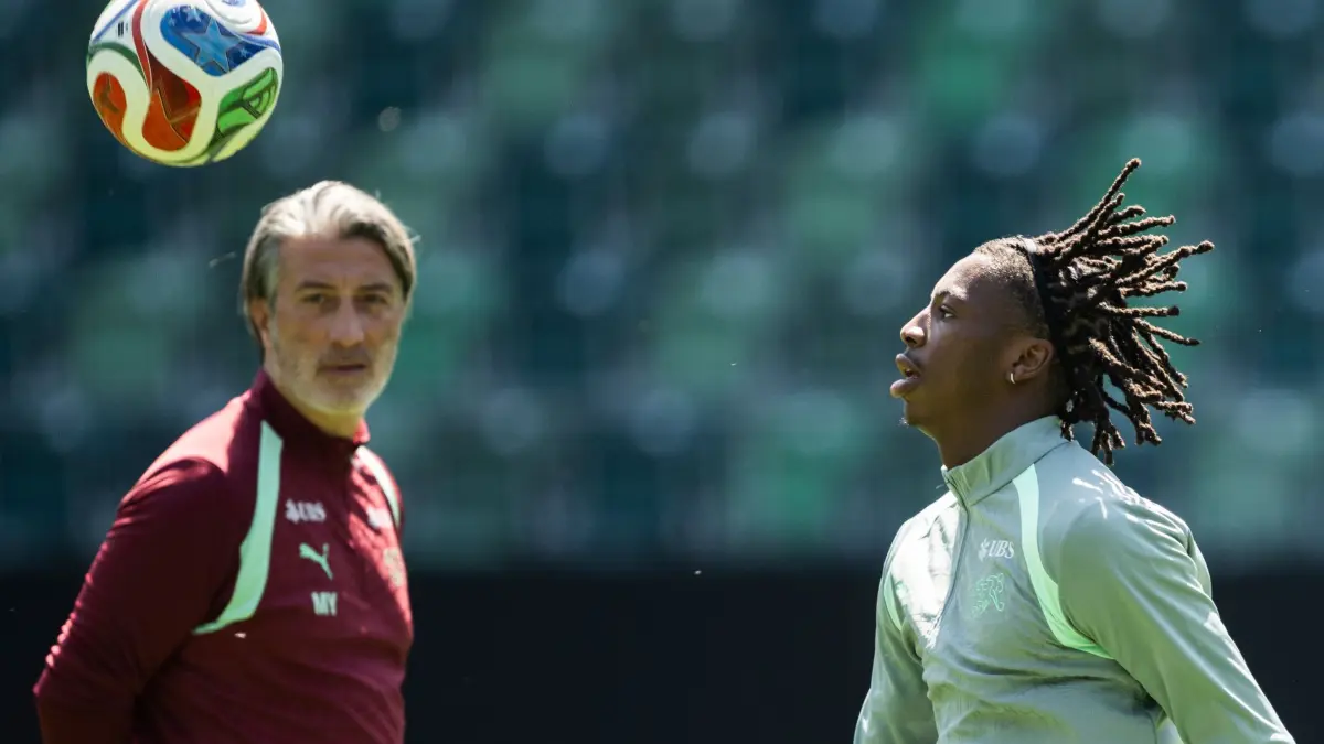 WM-Vorbereitung der Schweizer Fußball-Nationalmannschaft: 28.05.2026, Schweiz, St. Gallen: Fußball: Schweizer Nationalmannschaft, Schweiz, Turniervorbereitung vor der WM-Endrunde, Training. Cheftrainer Murat Yakin (l) und Johan Manzambi in Aktion im Training. Foto: Gian Ehrenzeller/KEYSTONE/dpa +++ dpa-Bildfunk +++