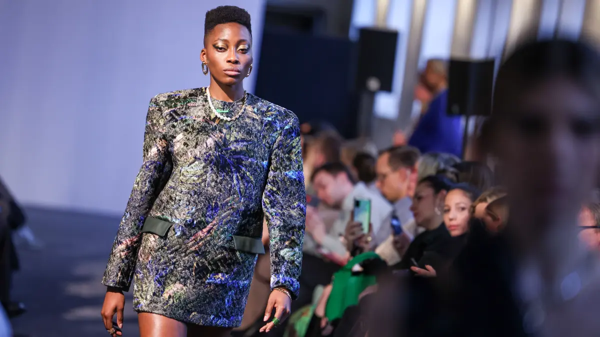 Toni Dreher-Adenuga bei der Berliner Fashion Week.