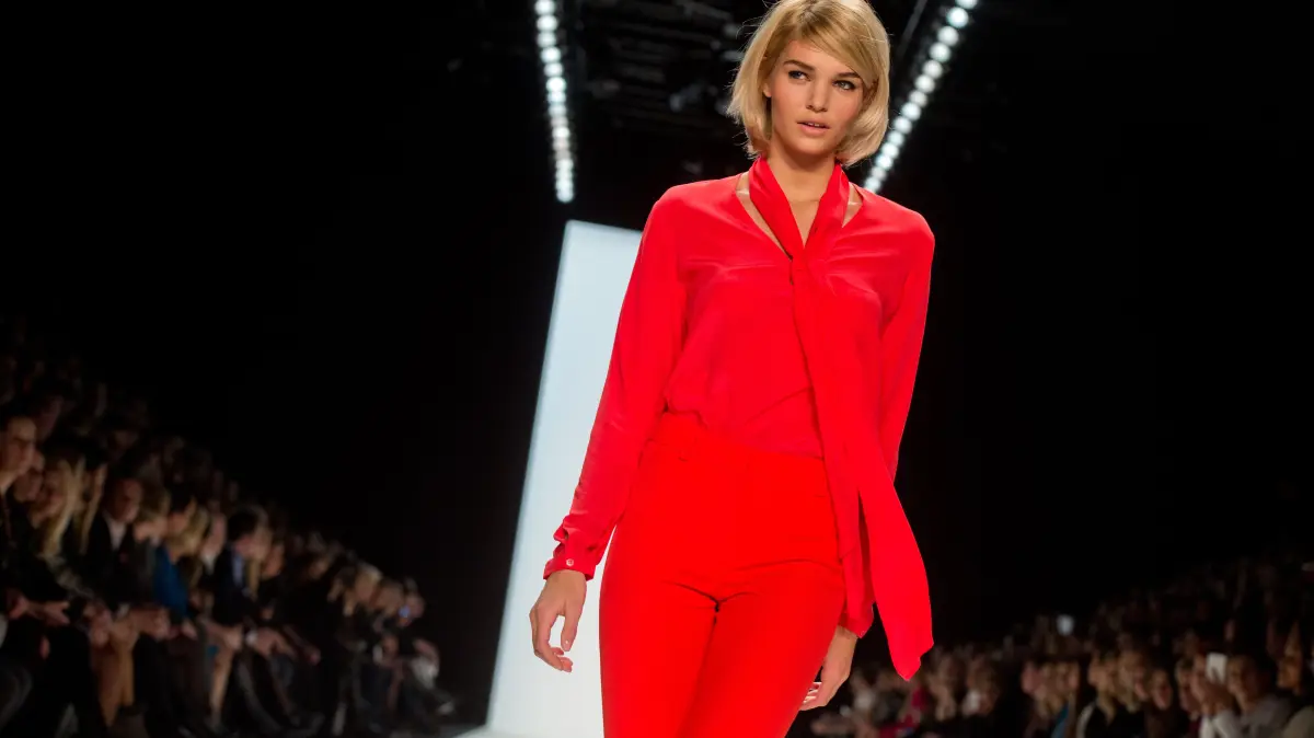 Model Luisa Hartema präsentiert 2014 Mode des Labels Riani bei der Mercedes-Benz Fashion Week in Berlin.