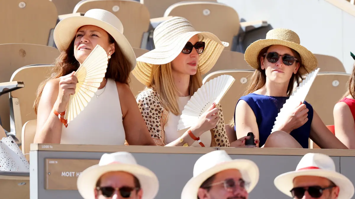Hitzewelle in Frankreich: Auch die Zuschauer in Roland Garros müssen sich abkühlen: Illustration de la canicule lors des Internationaux de France de Tennis de Roland Garros le 28 mai 2026. Plus de 30 degrés chaque après-midi depuis dimanche et au moins jusqu'à jeudi : une vague de chaleur submerge la première semaine de Roland-Garros. Face à ces conditions, le tournoi dispose d'un protocole, permettant de réagir en fonction des conditions climatiques et de leur évolution. © Jacovides-Moreau / Bestimage Illustration of the heatwave during the French Open at Roland Garros on May 28, 2026. Temperatures have exceeded 30 degrees Celsius every afternoon since Sunday and are expected to continue until at least Thursday: a heatwave is engulfing the first week of Roland Garros. Faced with these conditions, the tournament has a protocol in place to respond to the changing weather conditions. / action press