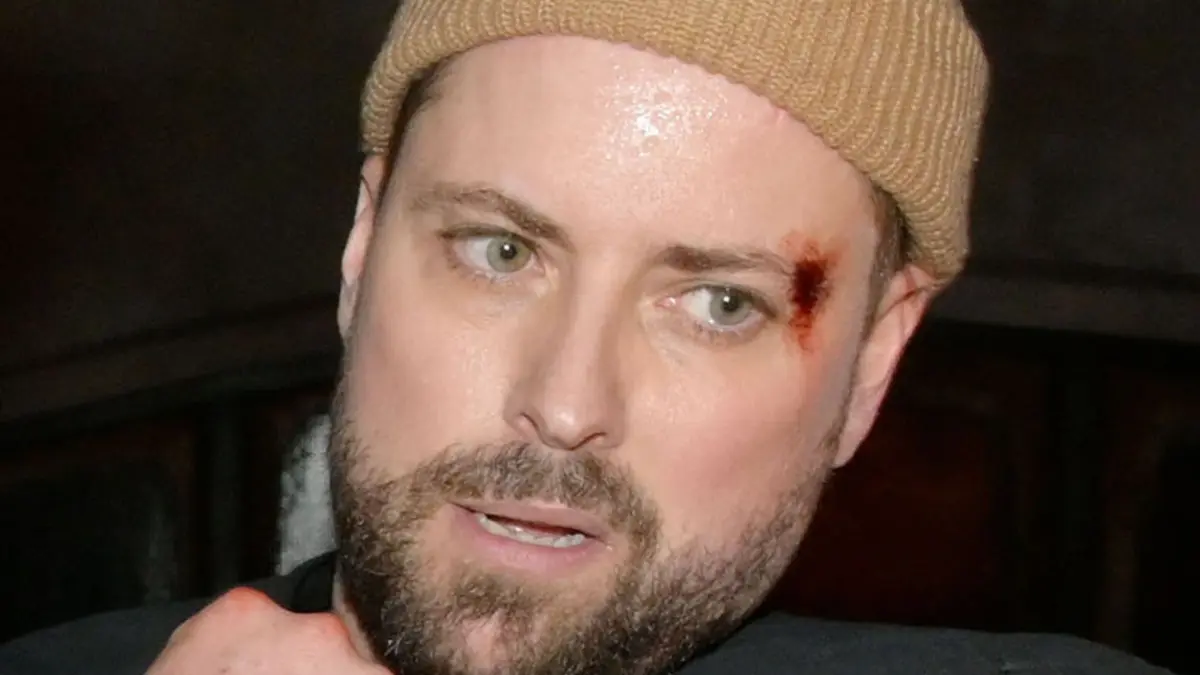 John (Felix von Jascheroff) wird attackiert.