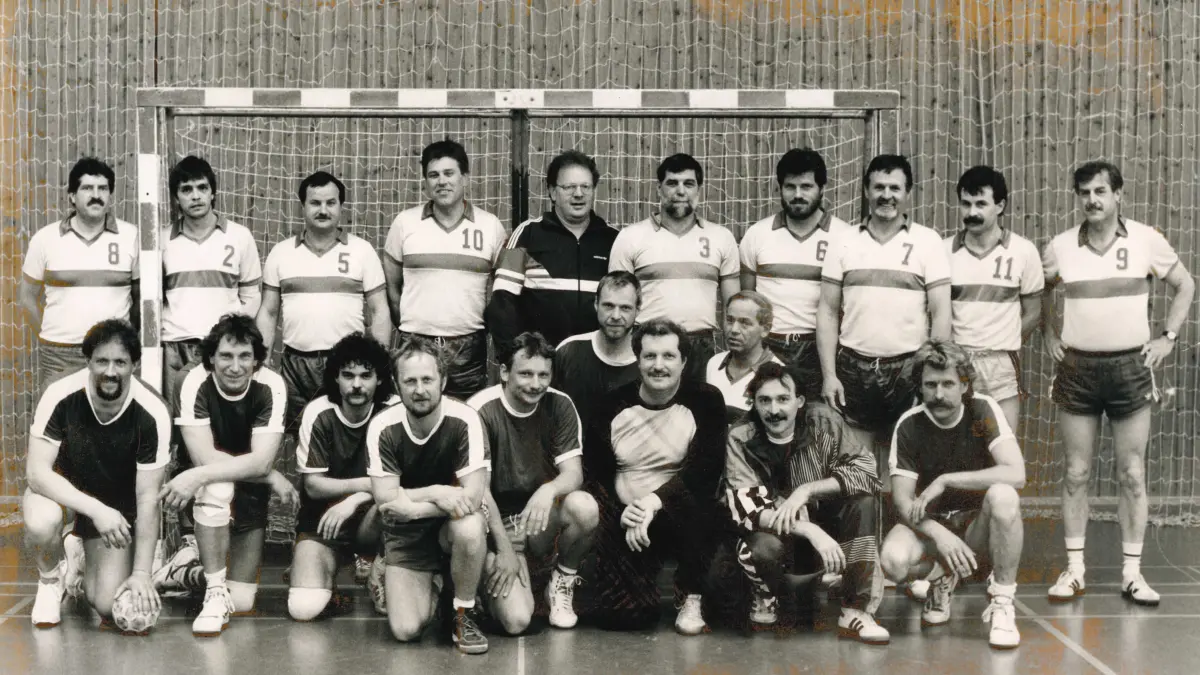 Die Handballer des TV Sulz: "Gofy" Gaus lehnt mit der Nummer 2 an den Pfosten (hinten links).