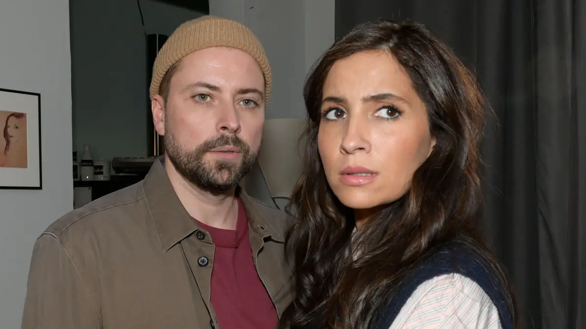 Steht diese Ehe bald vor dem Aus? John (Felix von Jascheroff) verlässt den Kiez. Laura (Chryssanthi Kavazi) auch?
