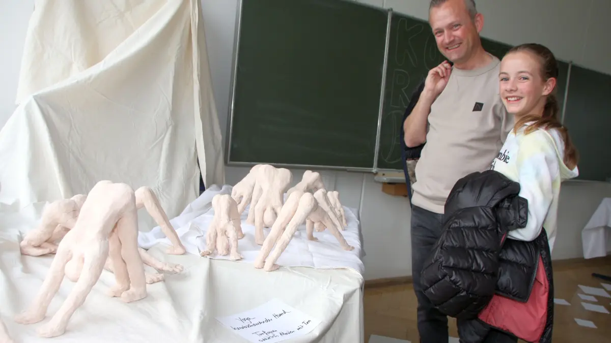 In vielen Klassenzimmern waren im Unterricht oder in Eigenregie enstandene Kunstobjekte der Gymnasiasten zu entdecken. Hier Skulpturen der Oberstufe, die sich dem Thema "Körper-Raum-Bewegung" befasst hatte.