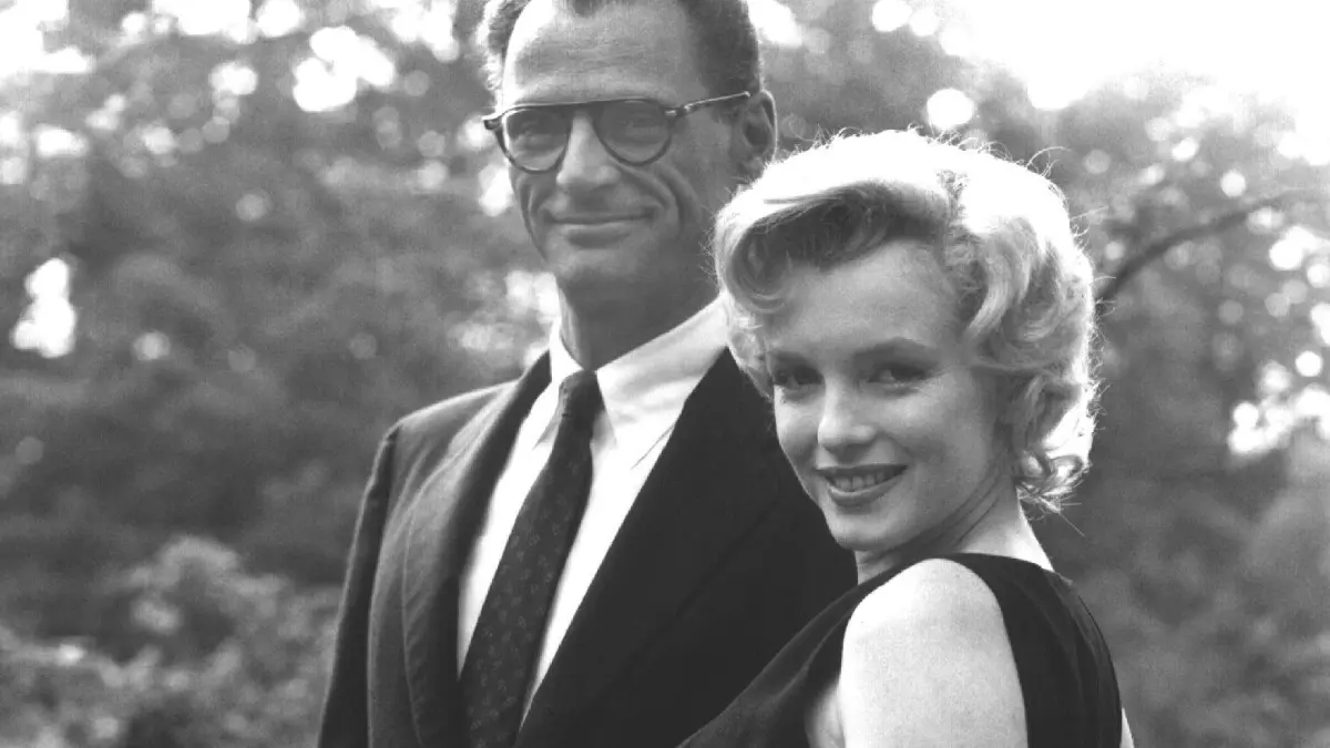 Das Archivbild vom Juli 1956 zeigt die US-Schauspielerin Marilyn Monroe mit ihrem Ehemann, dem US-amerikanischen Schriftsteller und Dramatiker Arthur Miller.