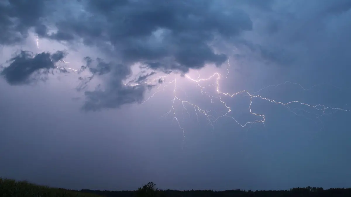 Gewitter - Symbolbild: ARCHIV - 31.07.2024, Bayern, Illertissen: Ein Blitz zuckt bei einem Sommergewitter am abendlichen Himmel. (zu dpa: «Unwetter im Norden: Gewitter und Sturm am Freitagnachmittag») Foto: Alexander Wolf/onw-images/dpa +++ dpa-Bildfunk +++