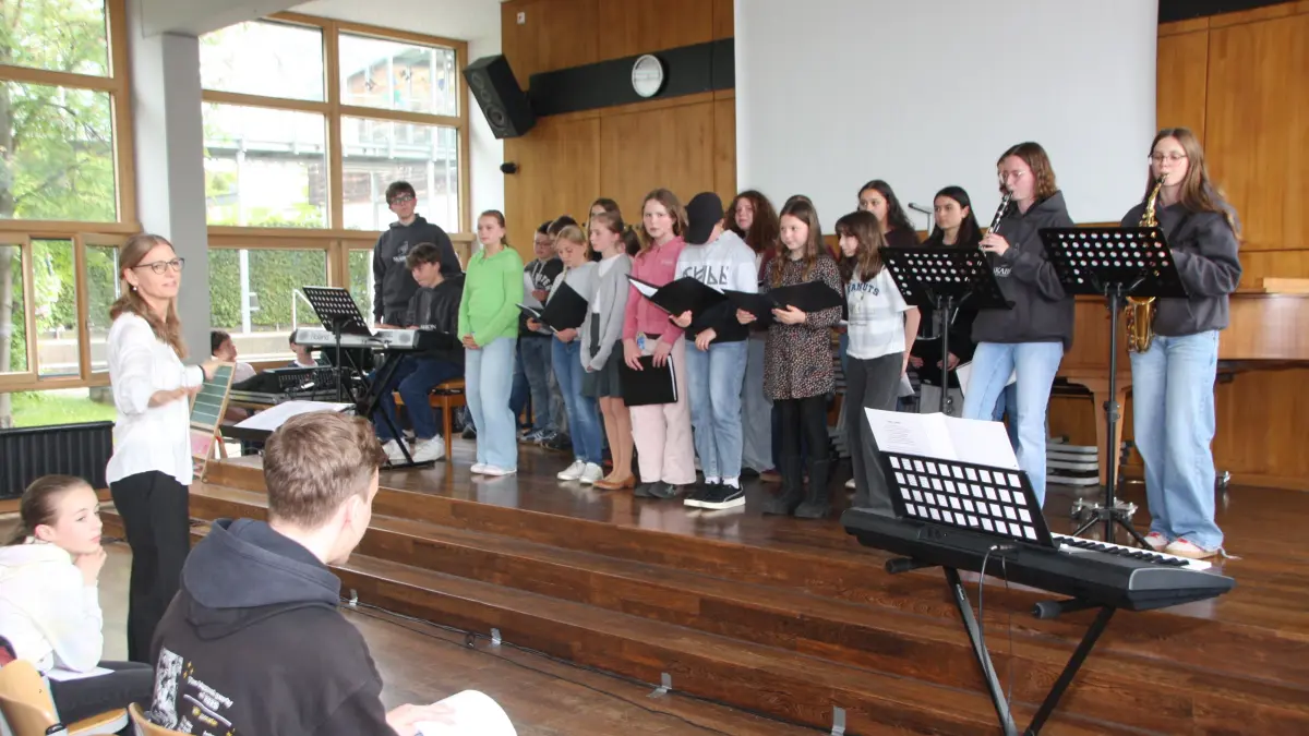 Unter der Leitung von Cordula Hans (links) eröffneten der Unter- und Mittelstufenchor die mittlerweile siebte Auflage von "Musik trifft (K)uns(t)" am Haigerlocher Gymnasium