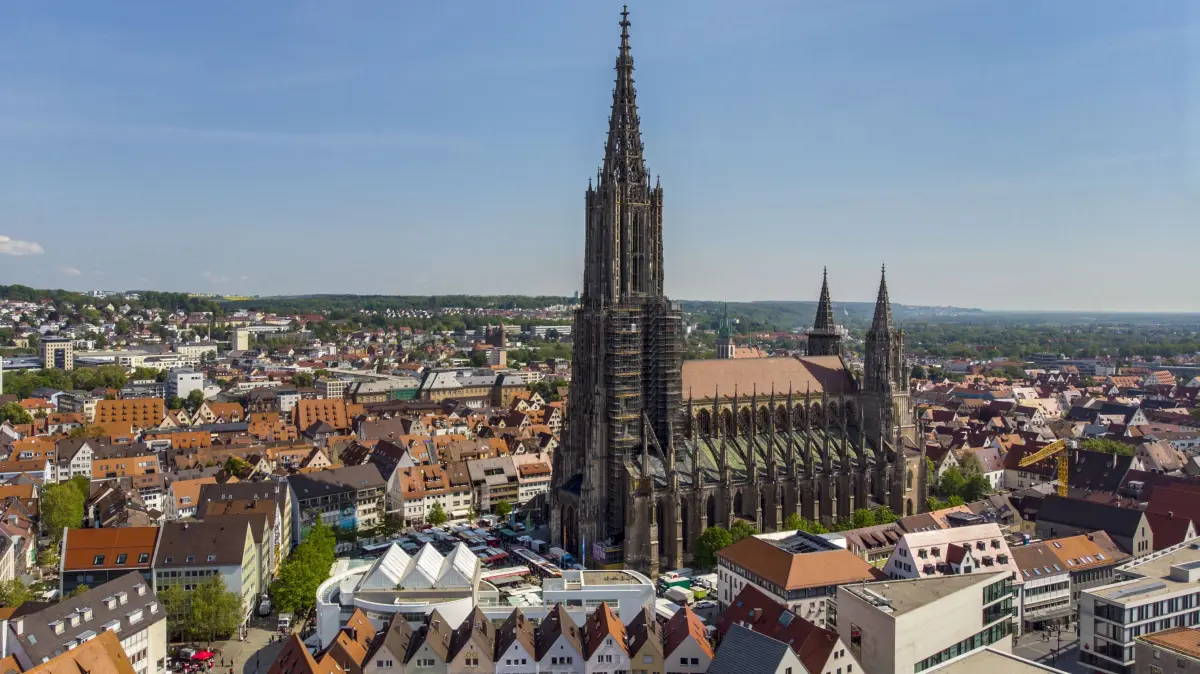 Mit Klimadaten das Muenster fuer nachfolgende Generationen bewahren: Ulmer Muenster (Foto vom 18.05.2019). Eine umfassende Datenerhebung soll die langfristigen Auswirkungen des Klimas auf das Ulmer Muenster ergruenden. Dadurch lassen sich rechtzeitig Gegenmassnahmen entwickeln, um die Grosskirche mit ihren Kunstwerken fuer kommende Generationen zu erhalten. (Siehe epd-Bericht vom 29.05.2026) *** Local Caption *** 00416117