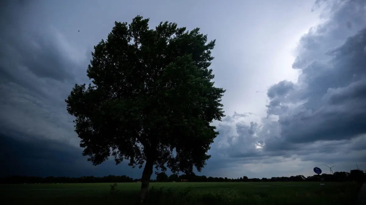 Unwetter mit Gewitter und Starkregen: 29.05.2026, Bremen: Dunkle Wolken über den Feldern. Foto: Sina Schuldt/dpa +++ dpa-Bildfunk +++